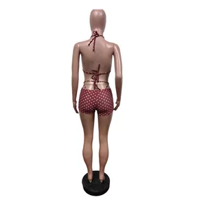 Vista posteriore dettagliata di un set bikini a tre pezzi bordeaux con pois bianchi