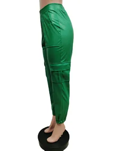 Zijprofiel detail van levendige groene kunstlederen cargobroek met jogger-stijl manchetten