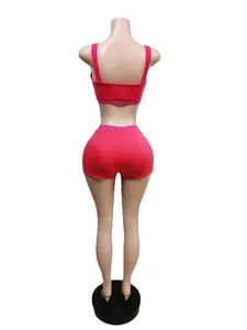 Rückansicht von rosa zweiteiligem Sportset mit Crop Top und Shorts für Damen