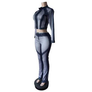 Seitenprofil-Detailansicht des schmal geschnittenen zweiteiligen Sets mit Denim-Druck