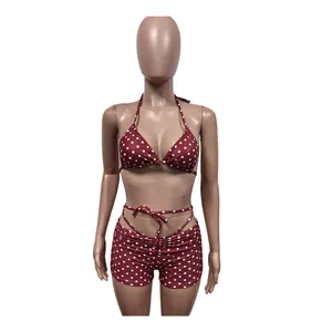 Set bikini a tre pezzi rosso vintage a pois con top allacciato al collo e pantaloncini