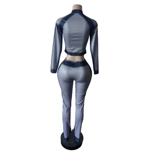 Rückansicht eines modischen zweiteiligen Sets aus bedrucktem Crop-Top und Leggings
