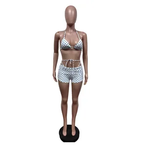 Set bikini sexy tre pezzi a pois bianchi su manichino, ideale per abbigliamento mare