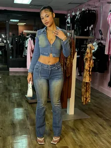 Ensemble en jean délavé bleu vintage avec crop top et pantalon évasé en boutique