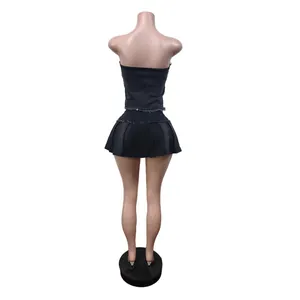 Detaillierte Rückansicht eines trendigen zweiteiligen Sets aus dunklem Denim-Top und Rock