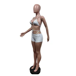 Vista laterale dettagliata del set bikini a pois bianchi con pantaloncini su manichino