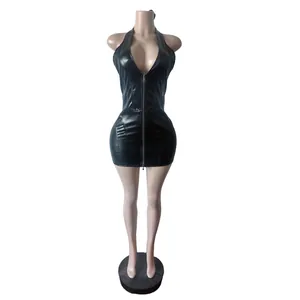 Vestido mini de cuero sintético negro con cuello halter y cremallera sobre maniquí
