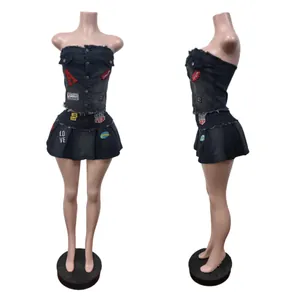 Detailansicht von trägerlosem besticktem Denim-Top und plissiertem Minirock-Set.