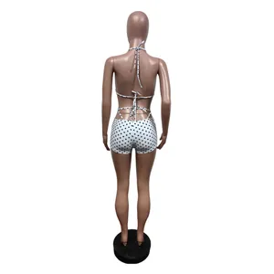 Vista posteriore di un set bikini sexy a pois bianchi e neri indossato da un manichino