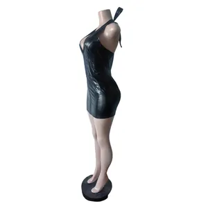 Vista lateral de un vestido ajustado de cuero PU negro con cuello halter y cremallera