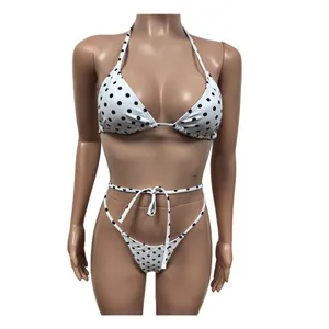 Vista frontale di un sexy set bikini a pois bianchi e neri esposto su un manichino