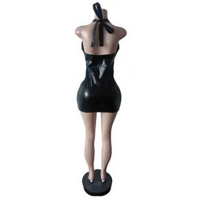 Vista trasera de un sexy mini vestido ajustado de cuero PU negro con cuello halter en maniquí