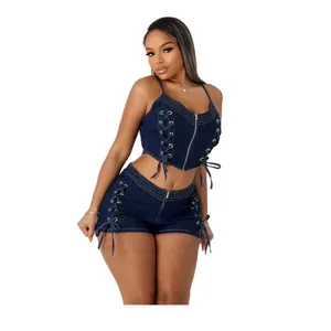 Detalle de un conjunto vaquero de dos piezas azul oscuro con top corto y pantalones