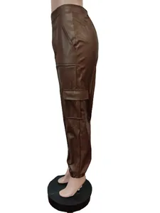 Gedetailleerd zijaanzicht van bruine kunstlederen cargo joggingbroek met grote zakken