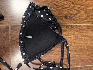 Dettaglio della fodera interna e della tasca per imbottitura del bikini a pois neri