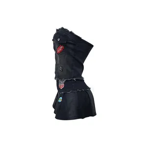 Zweiteiliges Set aus schwarzem Denim-Trägerlos-Top und Faltenminirock mit Bestickung