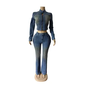 Vue complète de l'ensemble en jean bleu rétro avec veste courte et pantalon évasé