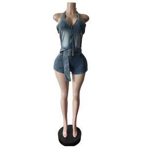 Vista dettagliata di una tutina di jeans all'americana con zip frontale e cintura