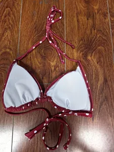 Vista dettagliata dell'interno del top bikini a pois rossi e bianchi con lacci regolabili
