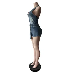 Vista laterale di una elegante tutina corta in denim a lupetto con cintura in vita