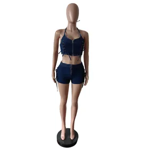 Vista frontal del conjunto de mezclilla de dos piezas con top corto y shorts a juego