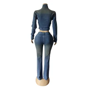 Vue arrière complète d'un ensemble en jean délavé avec pantalon évasé et veste courte