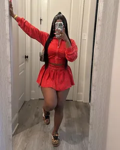 Stylisches zweiteiliges Set aus roter gewaschener Baumwolljacke und Faltenrock für Damen