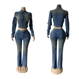 Vue avant et arrière d'un ensemble en jean délavé avec veste courte et pantalon évasé