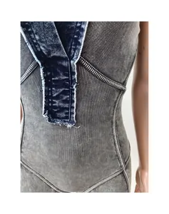 Gros plan d'une combinaison en tricot côtelé avec un corsage en jean délavé.