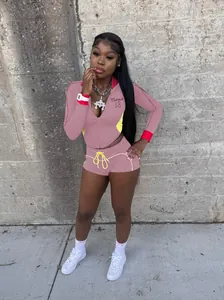 Ensemble de sport mauve deux pièces avec haut zippé à manches longues et short brodé