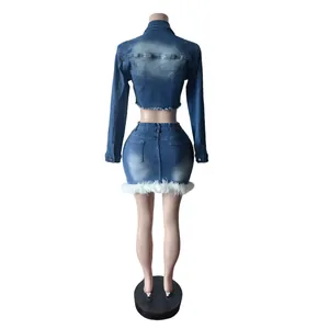 Rückansicht zeigt die Passform und den Federbesatz des zweiteiligen Denim-Bekleidungssets.