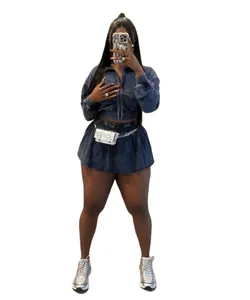 Komplette Ansicht des verwaschenen Denim-Zweiteilers mit Crop-Jacke und Minirock