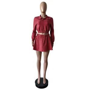 Detailansicht eines gewaschenen roten Sets aus Jacke und Minirock aus Baumwolle.