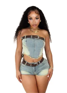 Sexy Vintage-Set aus hellblauem Stretch-Denim-Tube-Top und Mini-Shorts mit Gürteln
