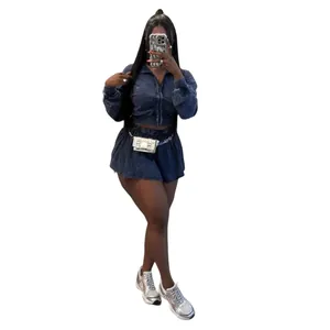 Zweiteiliges Set aus gewaschener Baumwolle für Damen mit Kurzjacke und Faltenminirock