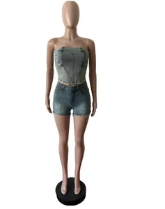 Zweiteiliges Set aus trägerlosem Jeans-Top und Shorts in Used-Look auf einer Schaufensterpuppe