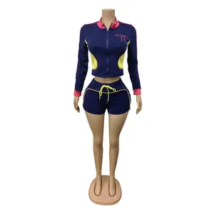 Vue de face de l'ensemble de sport deux pièces avec garniture rose et jaune contrastée