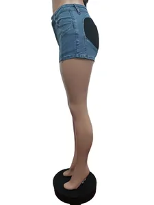 Seitenansicht von Damen-Jeans-Shorts mit schwarzem herzförmigem Patchwork-Detail.
