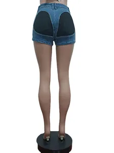 Rückansicht von High-Waist Denim Shorts mit schwarzen kontrastierenden Herzeinsätzen hinten