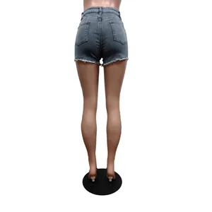 Vue arrière d'un short en jean bleu extensible pour femme avec ourlets effilochés.