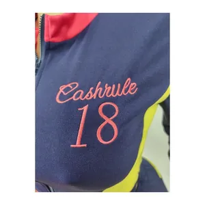 Gros plan de la broderie Cashrule 18 sur l'ensemble de sport bleu marine bicolore