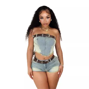 Vintage-Denim-Set bestehend aus schulterfreiem Corset-Top und Shorts mit Fransen.
