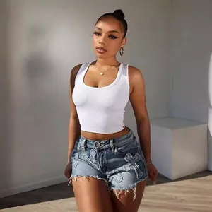 Short en jean bleu pour femme avec patchs croix brodés et ourlets effilochés tendance