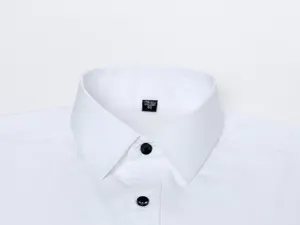Détail d'un col de chemise blanche pour homme sans repassage avec doublure premium