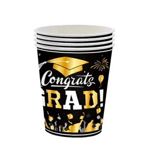 Detailansicht von schwarz-goldenen Abschluss-Pappbechern mit Congrats GRAD Druck