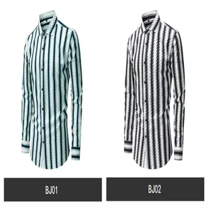 Set mit zwei Herren-Slim-Fit-Langarmhemden mit modischen vertikalen Streifenmustern