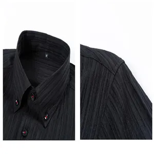 Detail van zwart herenshirt met lange mouwen en gestructureerde zeegolf-strepen op