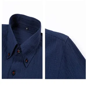 Detailopname van marineblauwe seersuckerstof en button-down kraag van een herenoverhemd