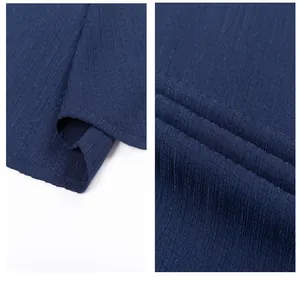 Macro-weergave van marineblauwe stoftextuur met verticale golfpatronen op herenoverhemd