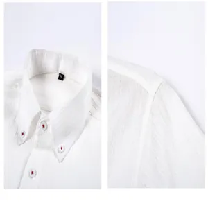 Detailopname van een wit overhemd met lange mouwen, golfstructuur en button-down kraag